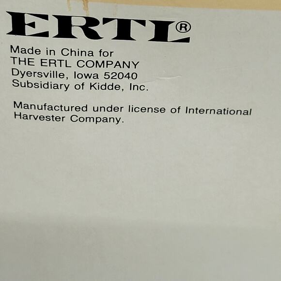 Vintage Ertl 1/80 scale International Harvester combine w/ 2 heads red/white - Picture 9 of 9